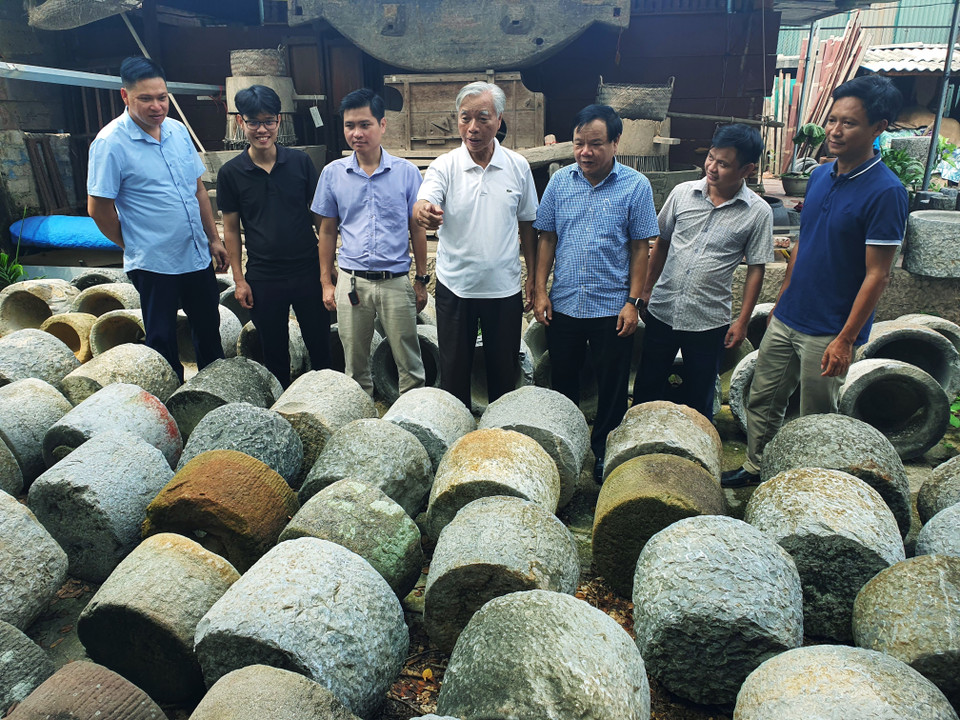 Khách tham quan bảo tàng cối đá của nhà báo Nguyễn Đắc Nông. (Ảnh: Danh Lam/TTXVN)