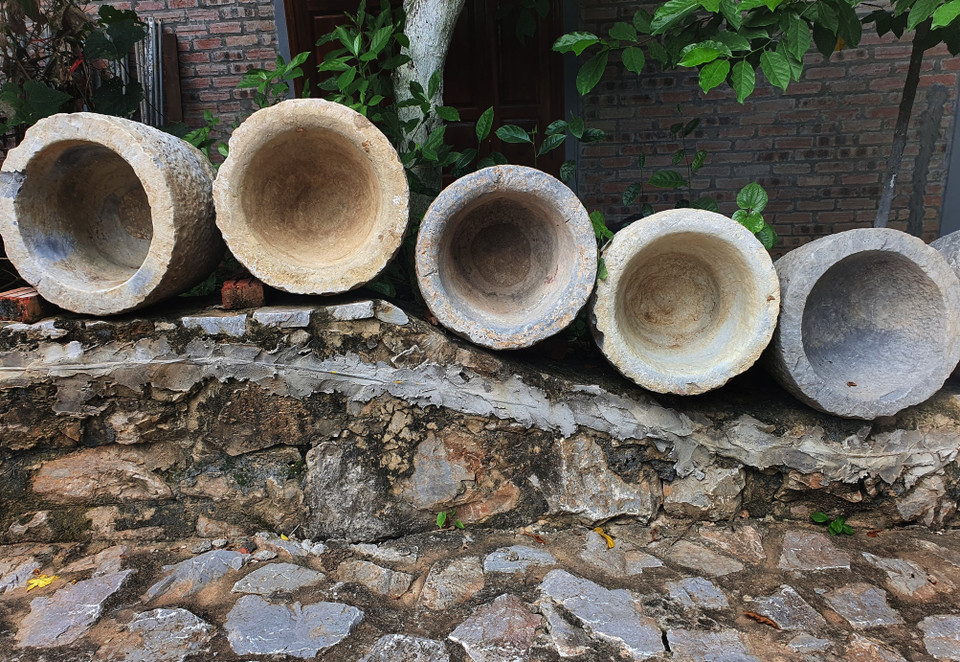 Cối đá đủ kích cỡ được trưng bày tại bảo tàng cá nhân của nhà báo Nguyễn Đắc Nông ở huyện Yên Thế (Bắc Giang). (Ảnh: Danh Lam/TTXVN)