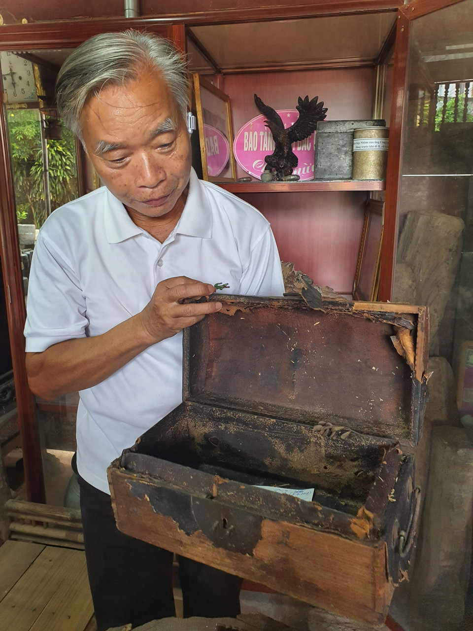 Ông Nguyễn Đắc Nông giới thiệu một số đồ cổ cho khách tham quan. (Ảnh: Danh Lam/TTXVN)