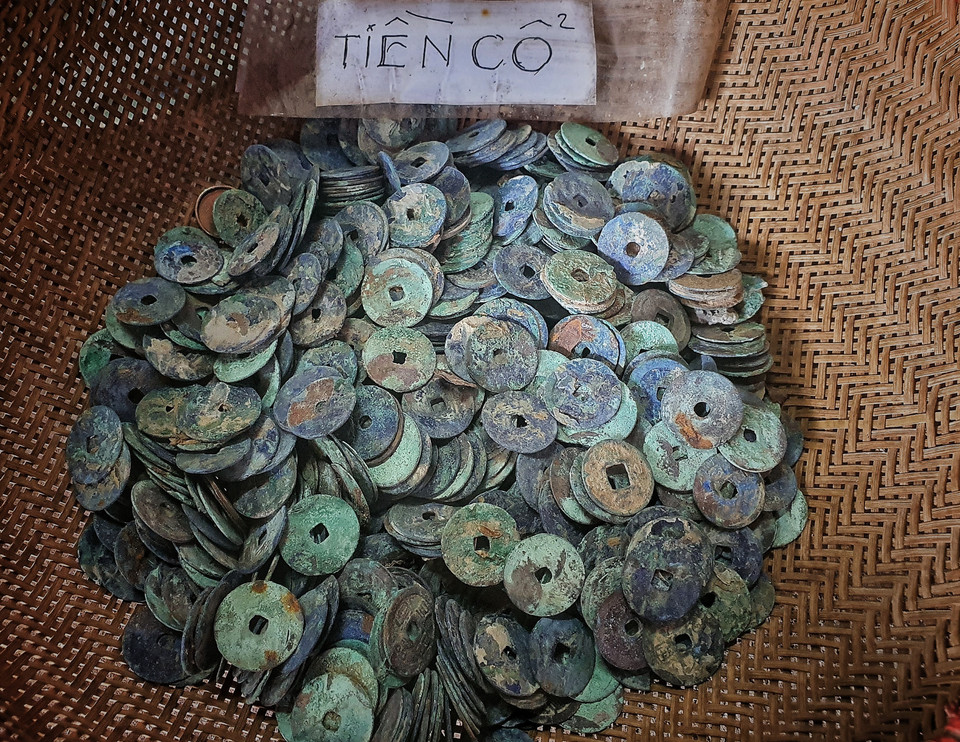 Tiền cổ do nhà báo Nguyễn Đắc Nông ở huyện Yên Thế (Bắc Giang) sưu tầm. (Ảnh: Danh Lam/TTXVN)