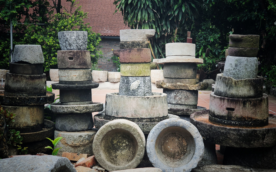 Cối đá đủ kích cỡ được trưng bày tại bảo tàng cá nhân của nhà báo Nguyễn Đắc Nông ở huyện Yên Thế (Bắc Giang). (Ảnh: Danh Lam/TTXVN)