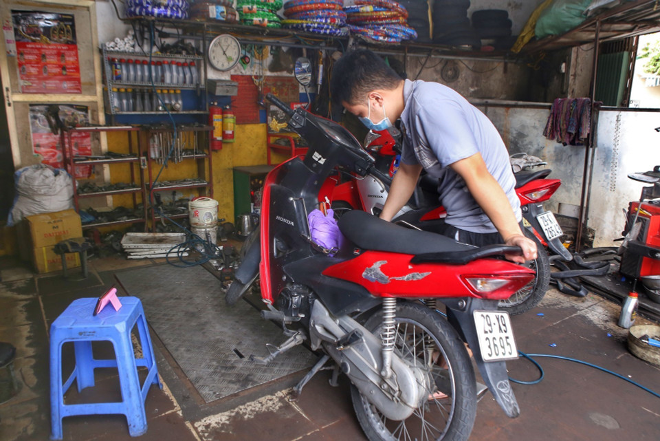 Một cửa hàng sửa xe trên phố Đội Cấn (Ba Đình) mở cửa trở lại. (Ảnh: Tuấn Đức/TTXVN)