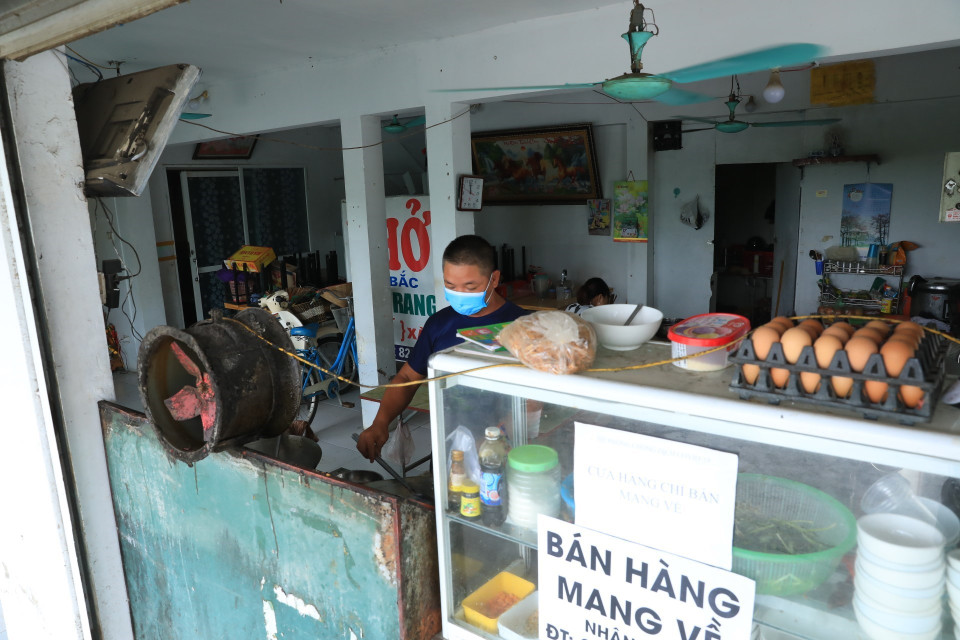 Quán ăn đã được mở cửa trở lại nhưng chỉ được bán mang về. (Ảnh: Tuấn Đức/TTXVN)