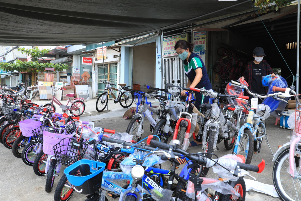 Một cửa hàng bán xe đạp tại xã Bình Minh, huyện Thanh Oai, đã mở cửa trở lại. (Ảnh: Tuấn Anh/TTXVN)