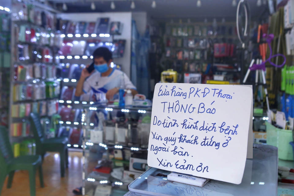 Một cửa hàng điện thoại trên phố Đội Cấn (Ba Đình) mở cửa trở lại. (Ảnh: Tuấn Đức/TTXVN)