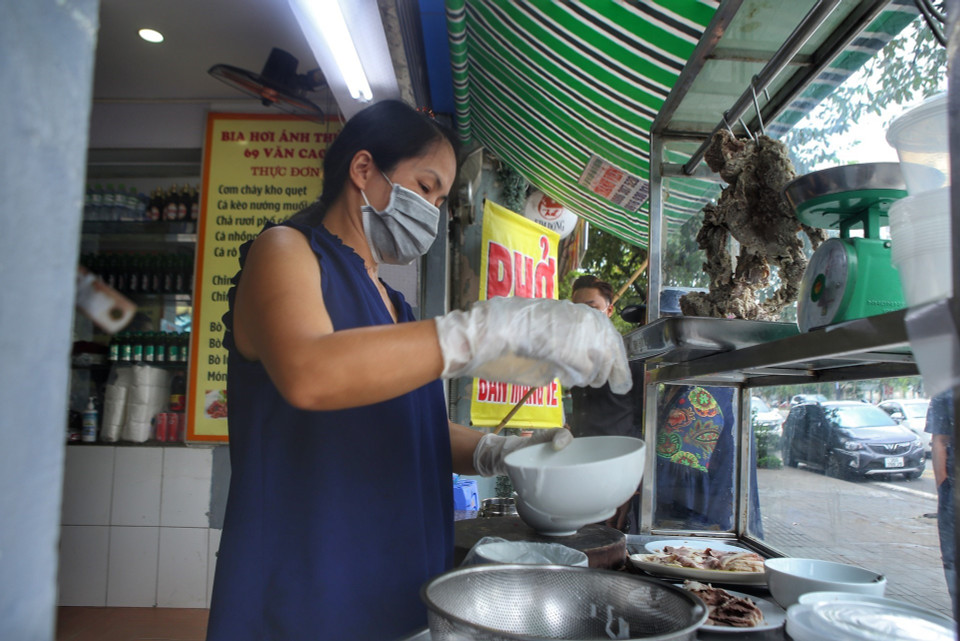 Một cửa hàng phở trên phố Văn Cao (Ba Đình) mở cửa phục vụ khách mua mang về. (Ảnh: Tuấn Đức/TTXVN)