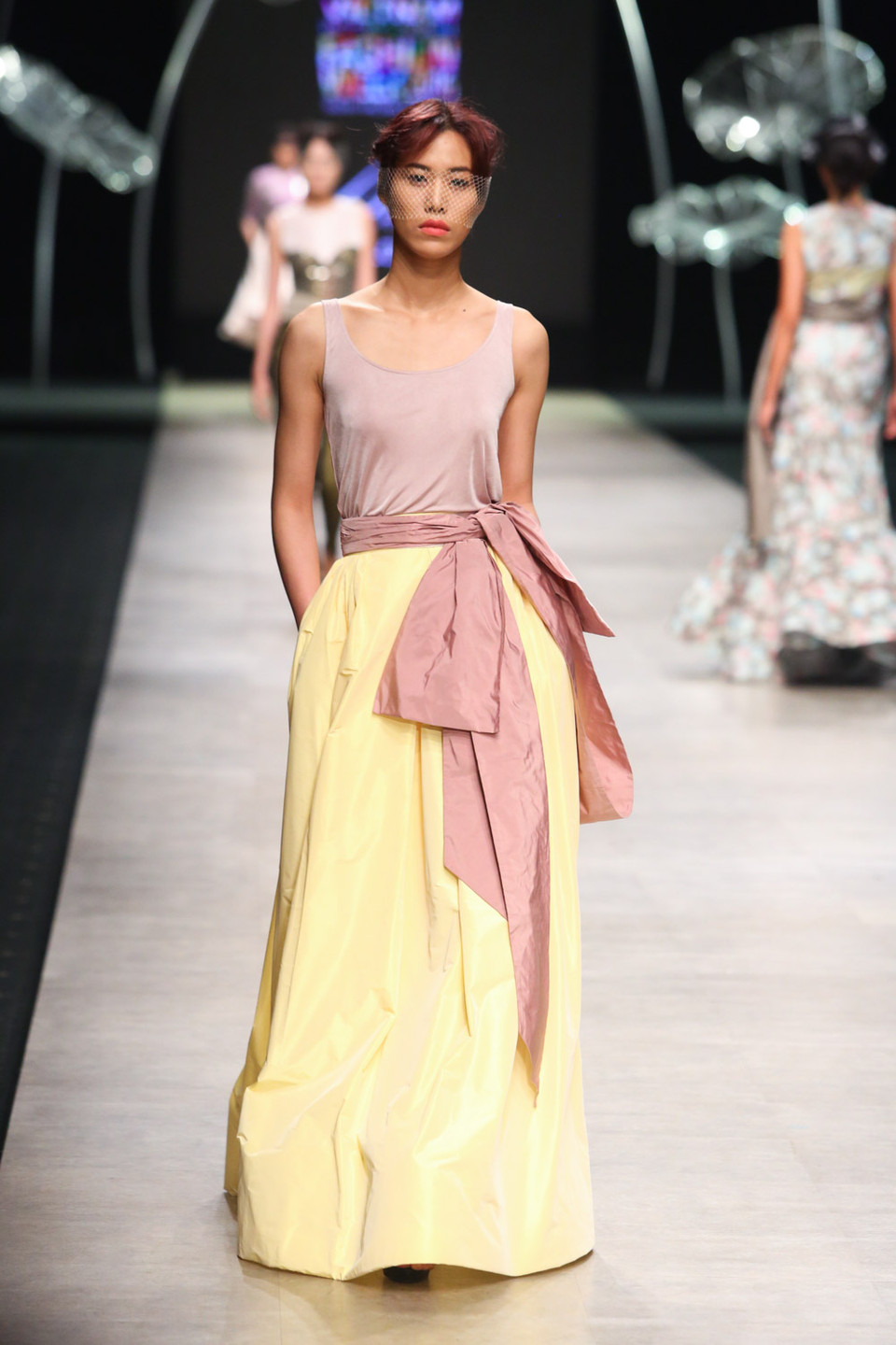 Chi tiết thắt đính nơ 3D trở thành điểm nhấn cho phần mở màn.