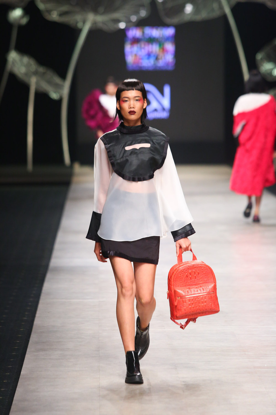 'Người nghệ sỹ sẽ phân mảnh các chi tiết từ một tổng thể quen thuộc rồi sau đó ráp chúng lại thành bố cục hoàn toàn mới mẻ và khác biệt,' Quang Nhật chia sẻ về ý nghĩa của 'Tái cấu trúc.'