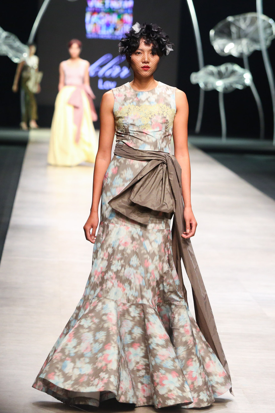 Nhà thiết kế Thim Pisith Sirihamarat đến từ Thái Lan đã mang đến cho Vietnam International Fashion Week 2016, diễn ra tối qua (24/4), tại Thành phố Hồ Chí Minh các thiết kế dạ hội ứng dụng kỹ năng tạo dựng phom dáng 3D ấn tượng. (Ảnh: BTC)