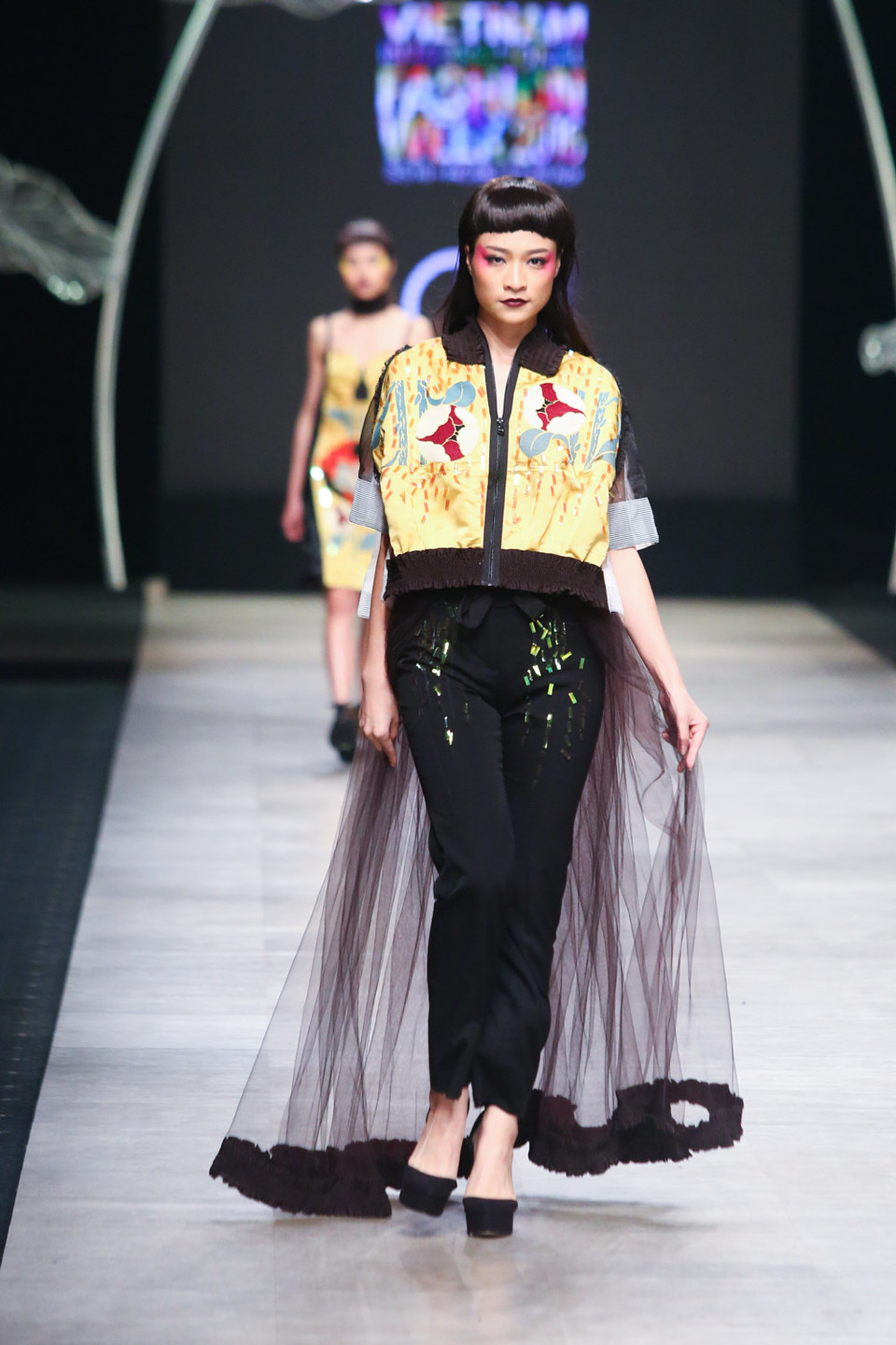 Phong cách bất đối xứng trong kiến trúc được vận dụng tối đa qua những kiểu đầm đổ bèo lệch tầng, áo lệch tà…