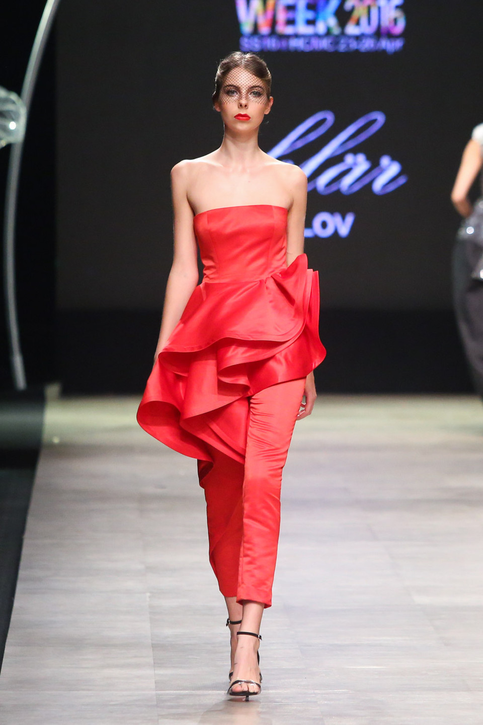 Tốt nghiệp chuyên ngành thời trang tại Đức, Thim Pisith Sirihamarat trở về Thái Lan để thực hiện giấc mơ xây dựng sự nghiệp thiết kế.