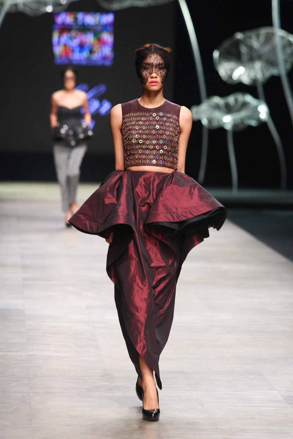 Tiếp đó, Thim lại tiếp tục khai thác những thế mạnh với kỹ năng xếp nếp, tạo khối 3D cho trang phục.