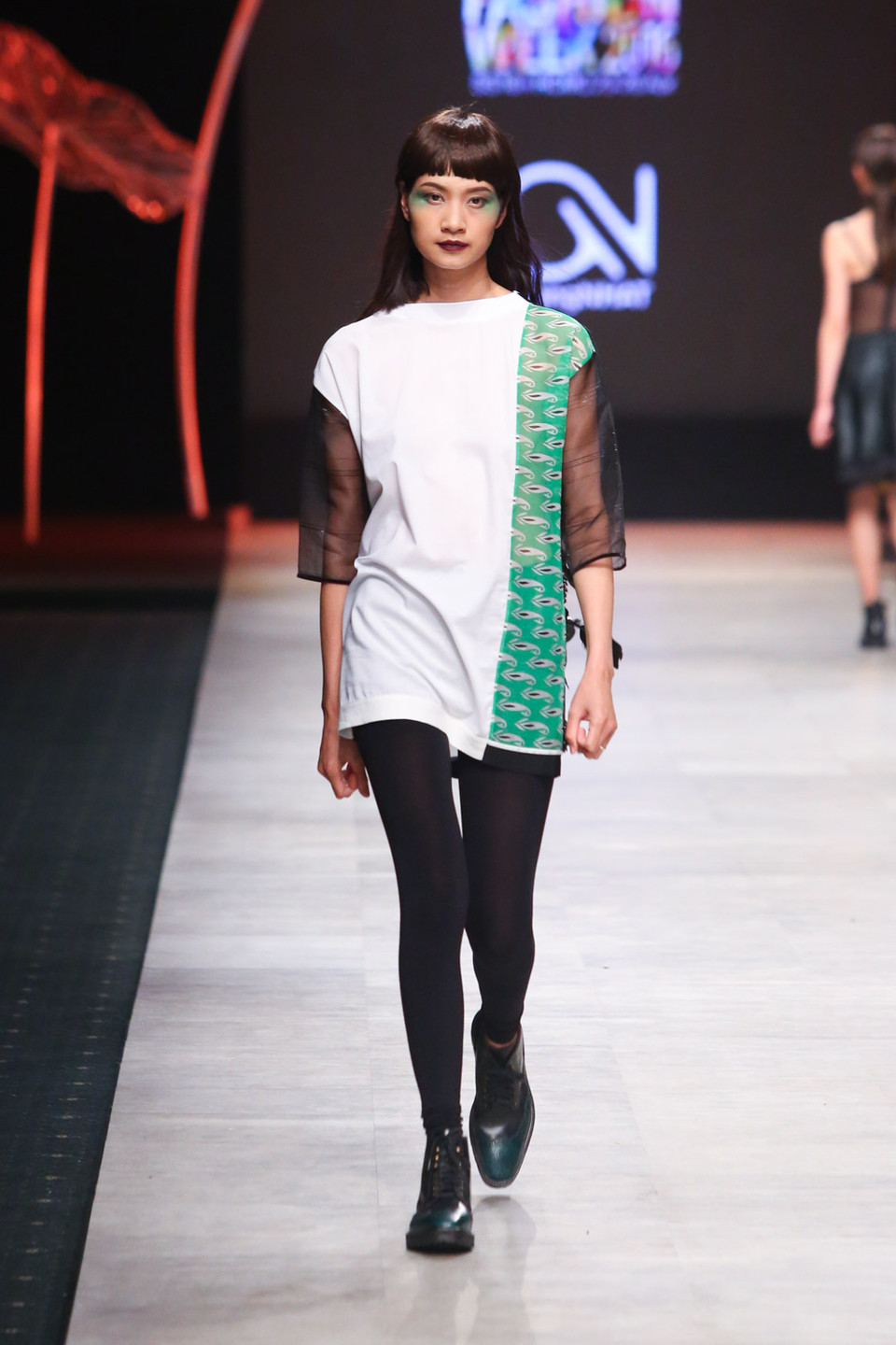 Tất cả giày và phụ kiện trình diễn trong chương trình đều được làm từ da do Quang Nhật tự tay thiết kế và đặt gia công để đảm bảo sự phù hợp với trang phục. 