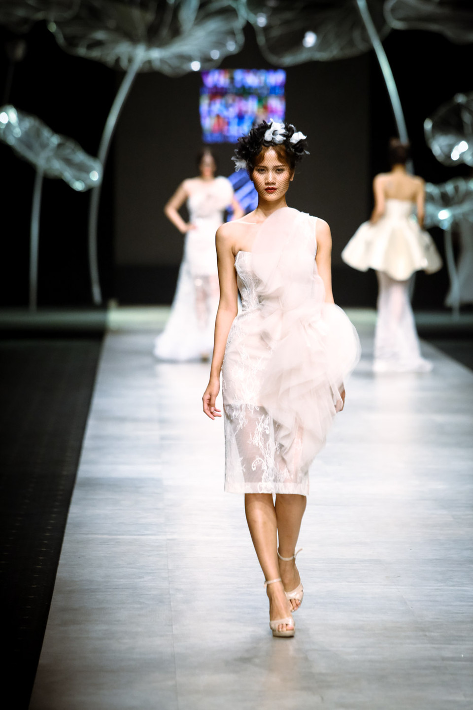 Vì thế, tham dự Tuần lễ thời trang quốc tế Việt Nam Xuân Hè 2016 lần này, Thim đã mang đến những thiết kế váy cưới đầy sáng tạo mà vẫn kiêu sa, lộng lẫy.