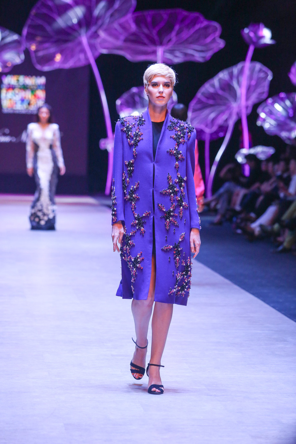 Không sử dụng quá nhiều phom dáng mới lạ, Nina đã sáng tạo, đính thêm cho đầm dạ hội peplum, đuôi cá quen thuộc, quần ống côn, áo sơ-mi cổ điển những loại đá Swarovski đẹp mắt, biến mỗi thiết kế trở thành một phiên bản duy nhất.