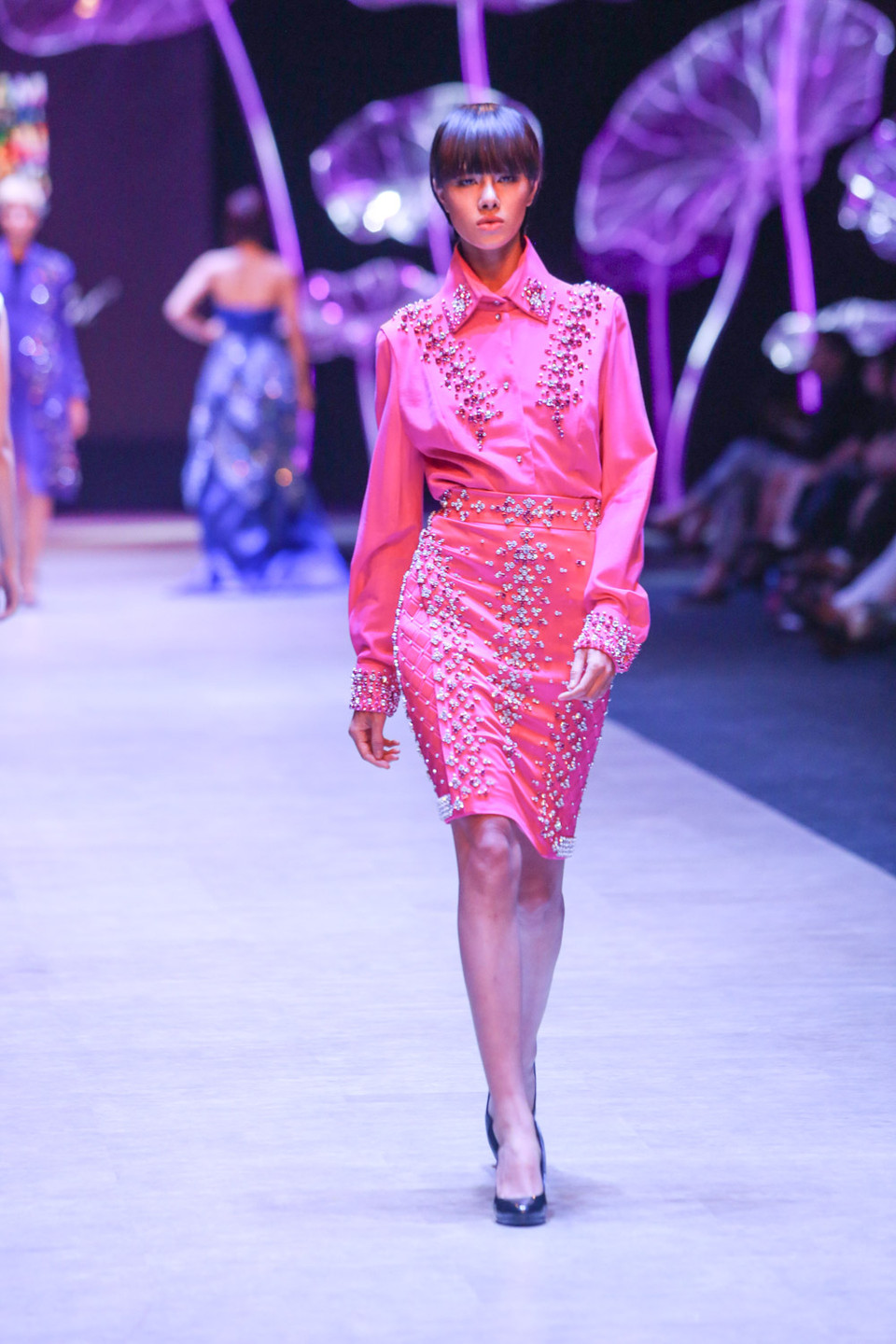 Cách xử lý bề mặt chất liệu với kỹ thuật kết đá quý Swarovski khiến các thiết kế sáng tạo của Nina thực sự nổi bật.