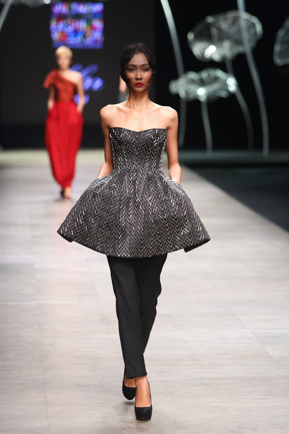 Không mạnh mẽ, sôi nổi, từng thiết kế của Thim trình diễn trên nền nhạc và tiết tấu khá chậm rãi. 