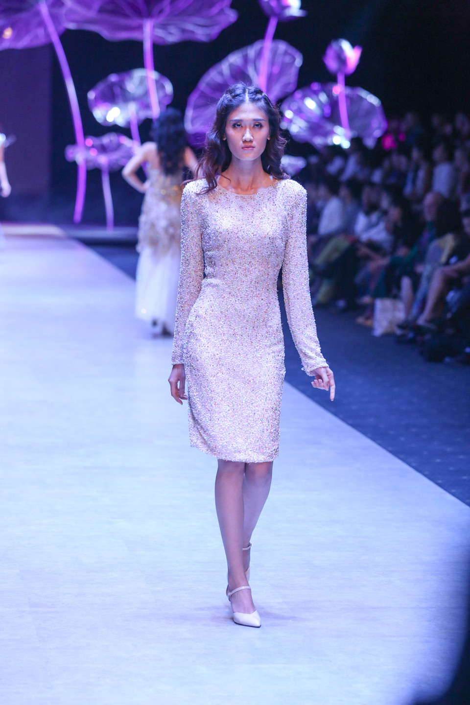 Có thể nói, nữ thiết kế đến từ nước Anh là nhà thiết kế 'chịu chơi' nhất của Tuần lễ thời trang quốc tế Việt Nam Xuân Hè 2016.