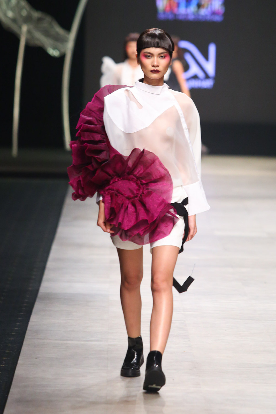 Nhà thiết kế muốn truyền tải đến những tín đồ thời trang thông điệp giản đơn: giữa những bề bộn lo toan, con người luôn khát khao một chốn bình yên, hạnh phúc như ở thế giới thần tiên.