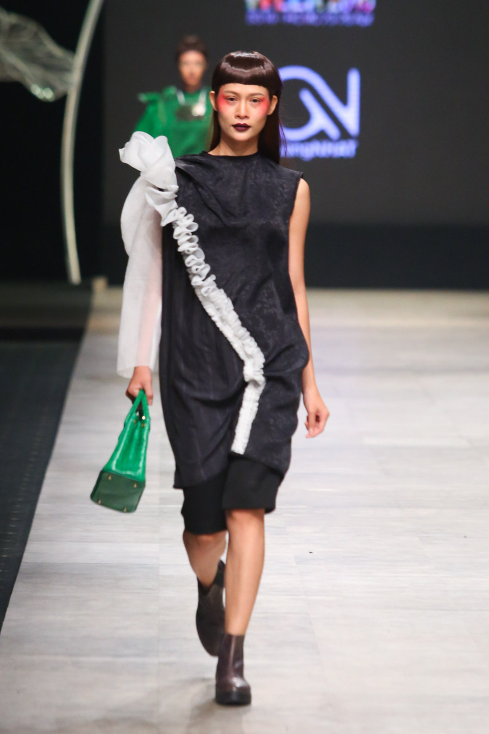 Nhà thiết kế trẻ phát huy tối đa việc xử lý bề mặt và kết hợp chất liệu ngẫu hứng một cách đầy tính toán.