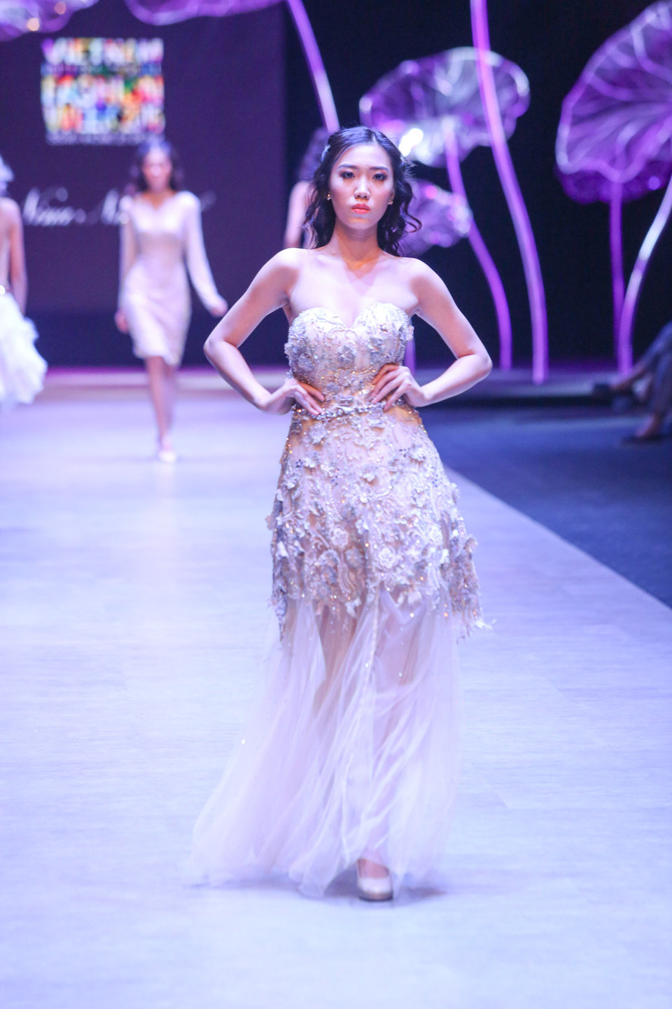 Các thiết kế của cô lấy cảm hứng từ những viên đá đắt giá để tạo nên những chiếc váy sang trọng, đẳng cấp, sử dụng chất liệu vải lụa cao cấp từ Italy, đắp đầy những viên kim cương Swarovski được chế tác thủ công.