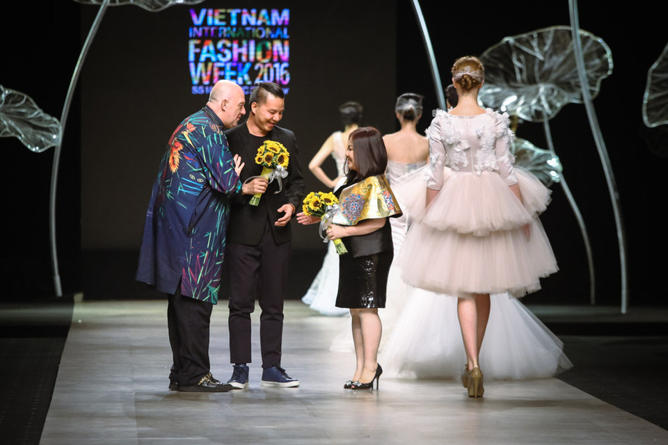 Thim (áo đen) nhận hoa từ ban tổ chức.