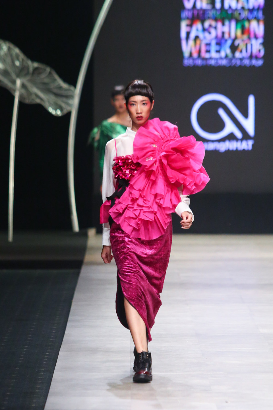 Bên cạnh đó, chất liệu thân thiện với môi trường như cotton, dạ, lụa, oganza cũng được nhà thiết kế sử dụng trong bộ sưu tập Xuân Hè lần này. 