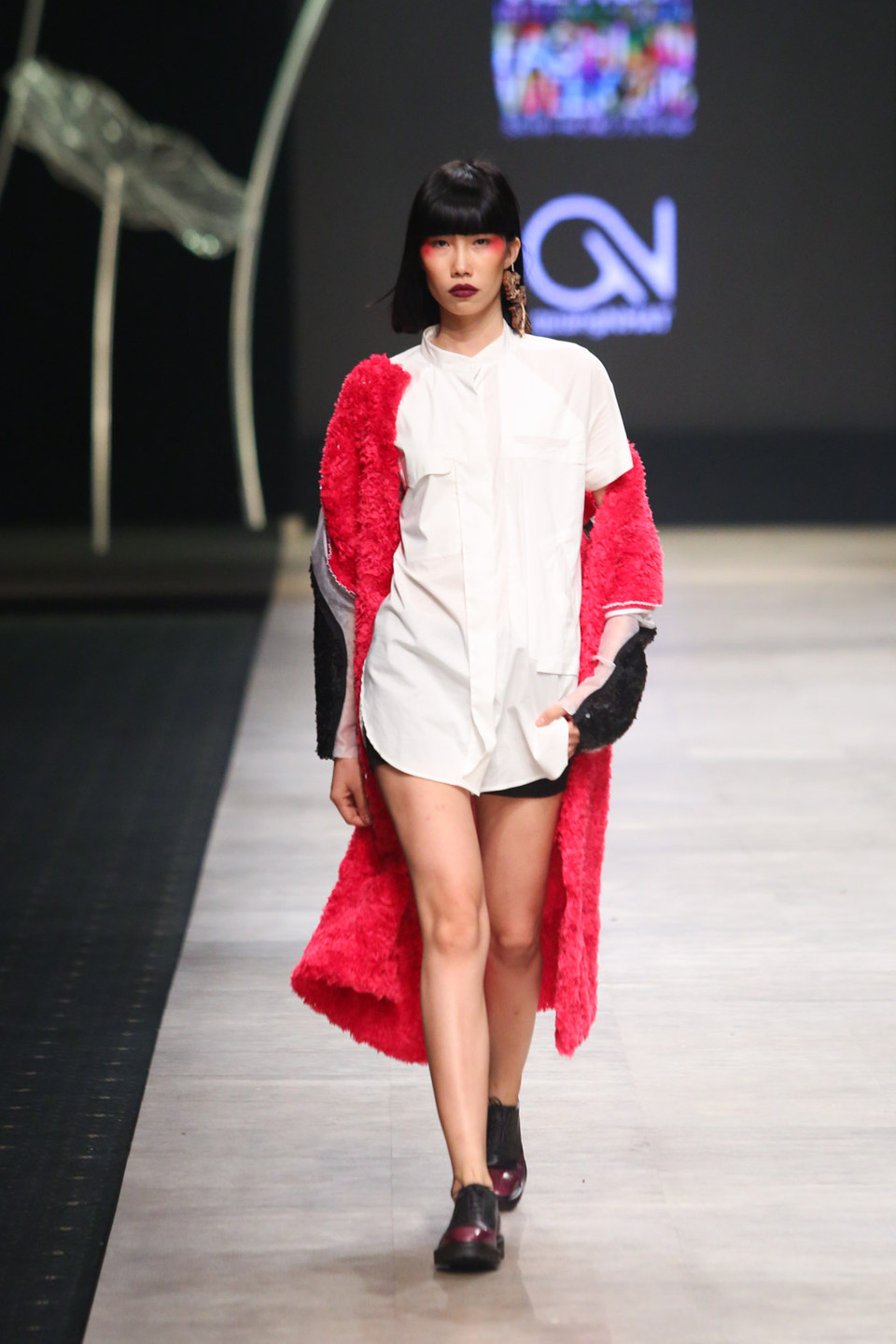 Toàn bộ 30 mẫu thiết kế Quang Nhật giới thiệu đến giới mộ điệu lần này mang phong cách nghệ thuật 'Tái cấu trúc.'