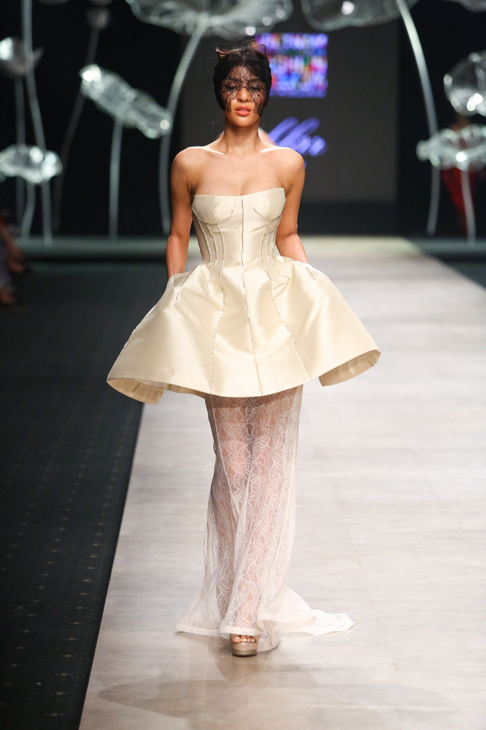  Sở hữu thế mạnh về những đường cắt dứt khoát mà tinh tế, lớp xếp nếp sắc sảo đến hoàn hảo, tông màu sắc đa dạng...