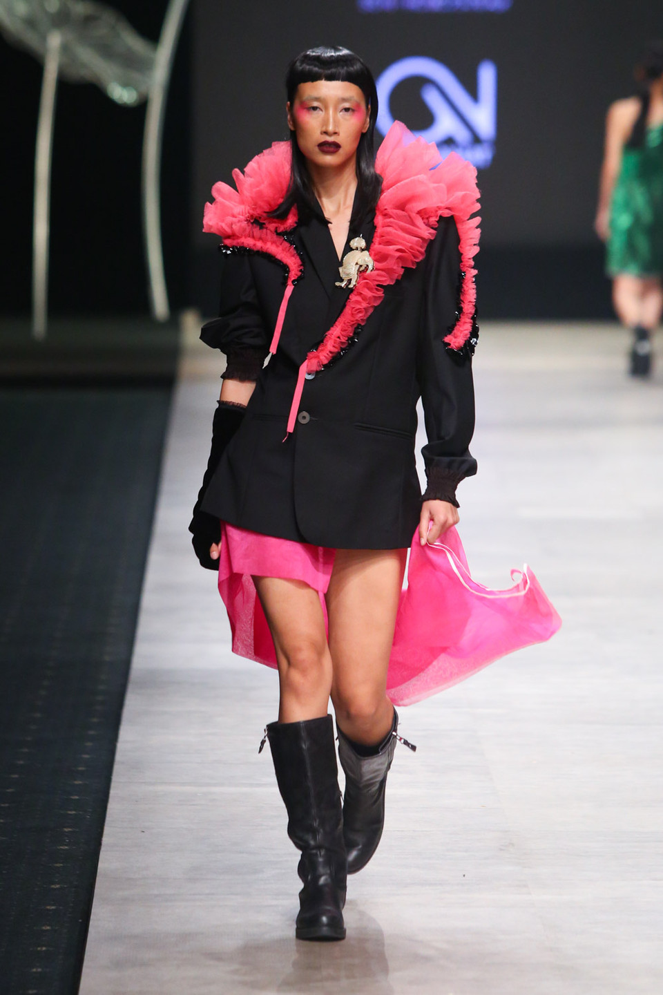 Các khối phồng được biến hóa qua những chi tiết nhún bèo, dập pli, xếp tầng giúp trang phục tuy bồng bềnh nhưng vẫn giữ được tổng thể vững chắc…