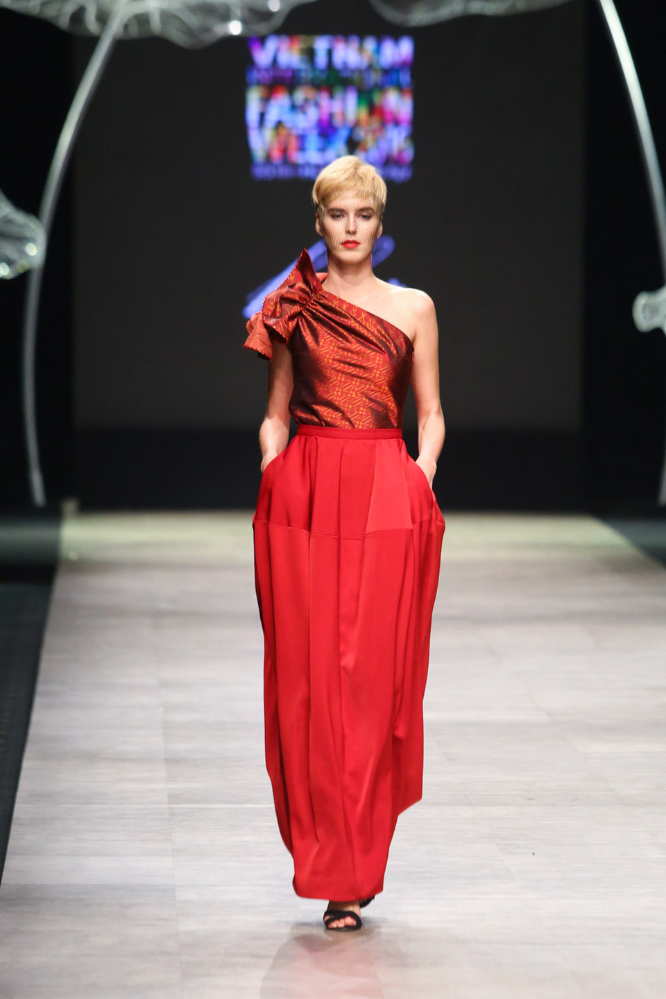 Sau những họa tiết Thái Lan, Thim sử dụng nhiều tông màu mạnh như đen, đỏ, trắng và chất liệu ren xuyên thấu để tôn vinh các đường nét nữ tính của người phụ nữ.