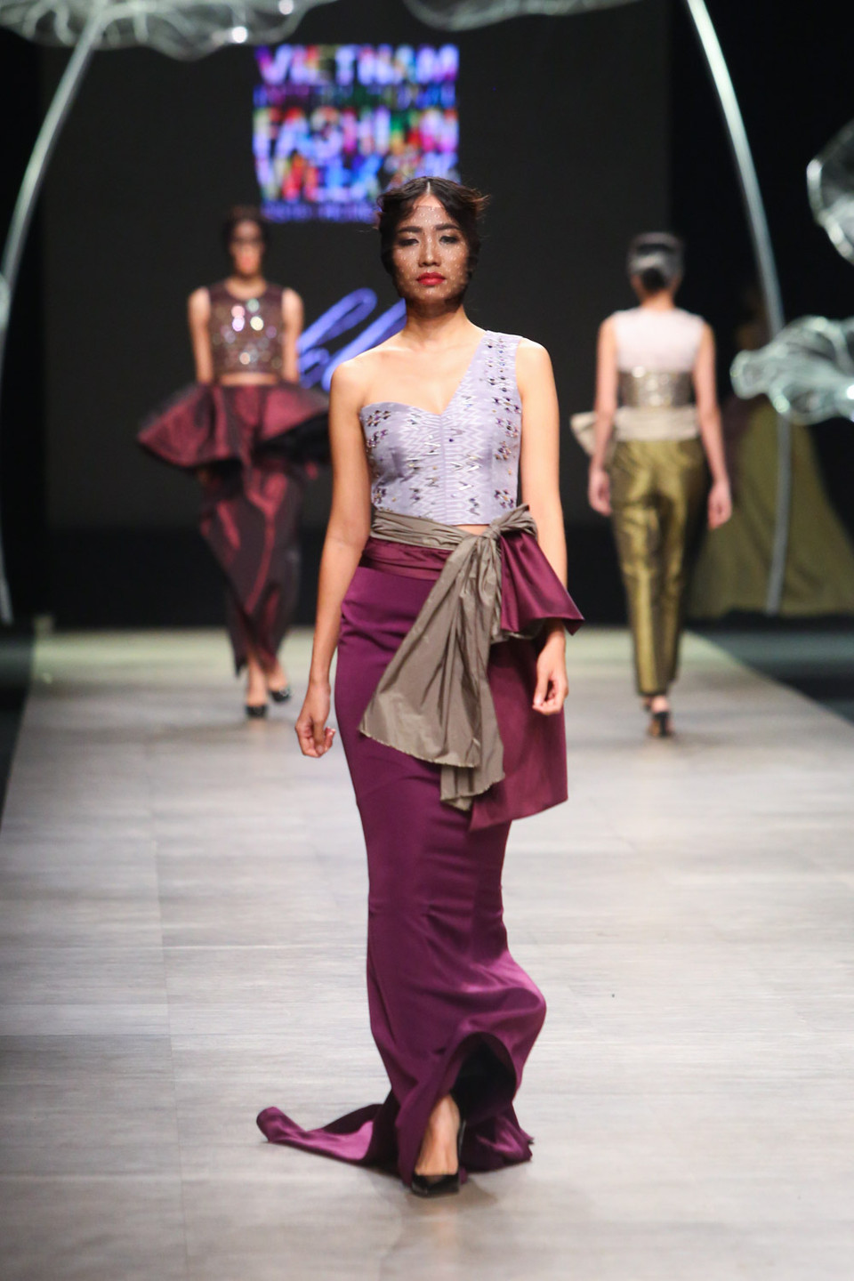 Mở màn buổi diễn, Thim cũng như muốn nhắc nhớ khán giả về nguồn gốc của mình với các thiết kế lệch vai, váy và hoạ tiết mang đậm âm hưởng thời trang Thái Lan.