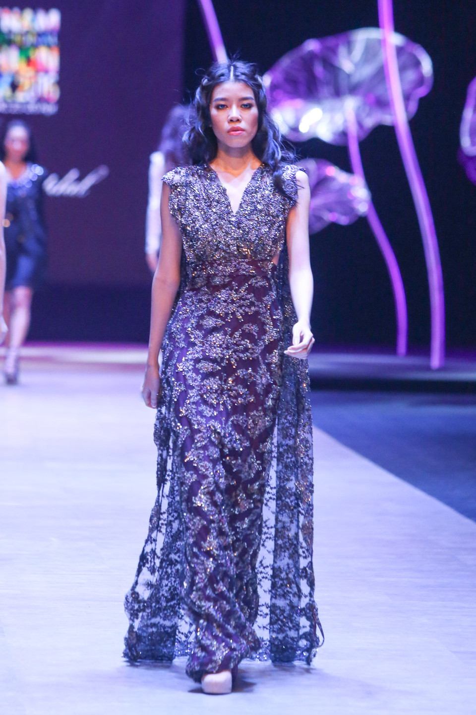 Trên nền nhạc chậm rãi, các thiết kế tông màu sắc lạnh của Nina như mang đến cho khán giả cảm hứng về mùa Đông Tây Âu.