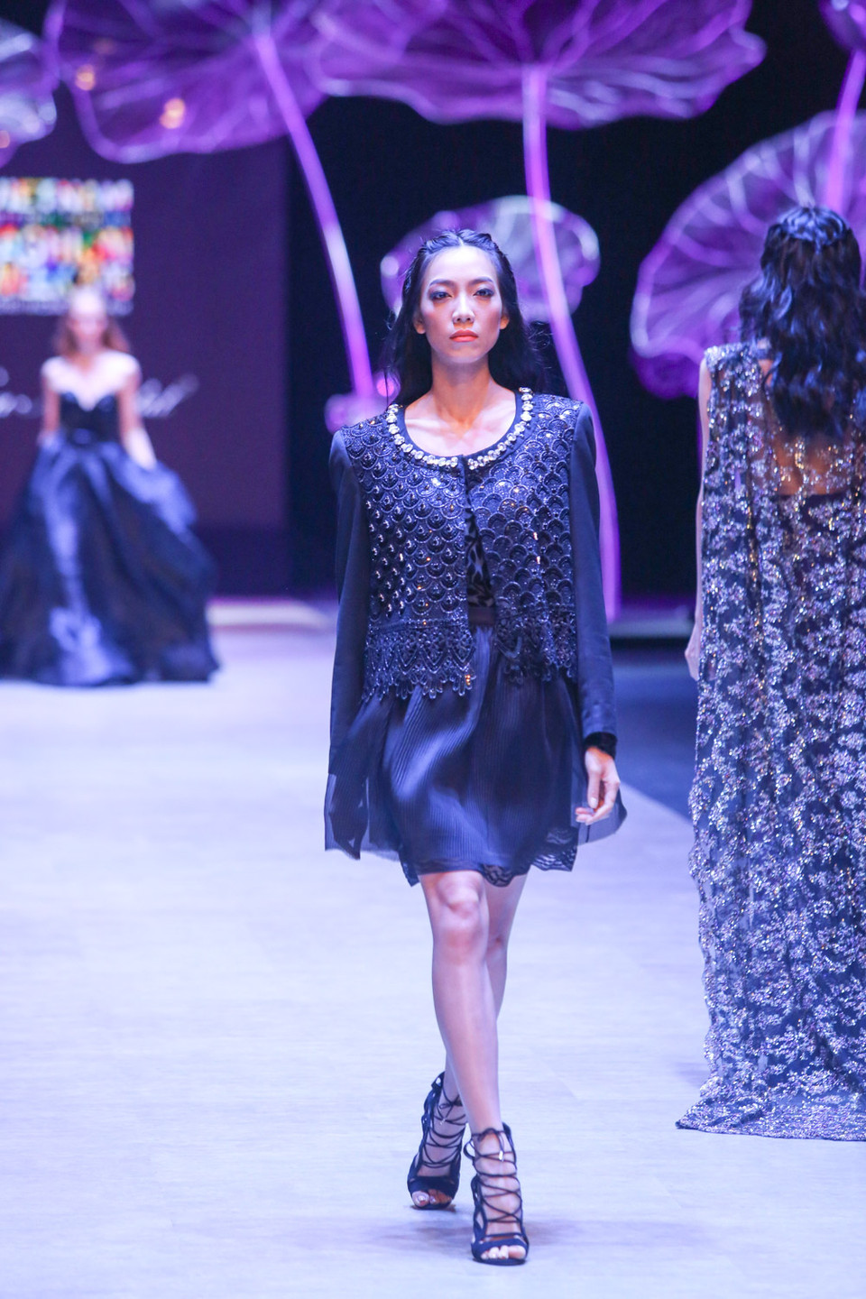 Vẻ đẹp thiên nhiên được chị cụ thể hoá qua đá Swarovski, làm nên những thiết kế theo với tinh thần Haute Couture. 