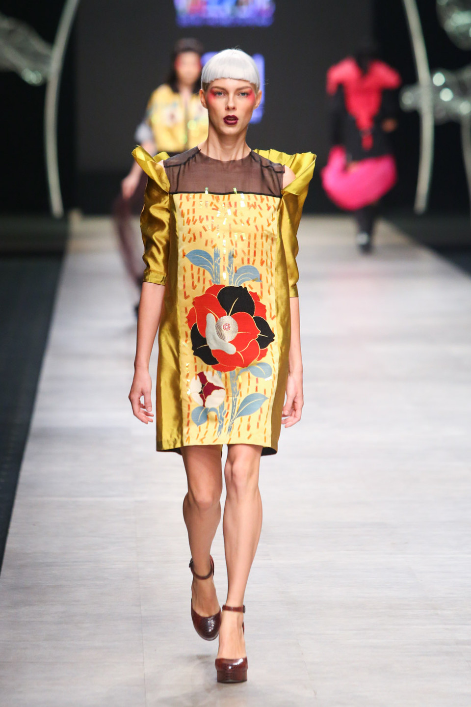 Cá tính trong trang phục của Quang Nhật bộc lộ rõ nét qua cách phối hợp các trang phục như áo sơmi, vest, váy, gilê… đồng thời dùng các chi tiết bèo nhún, xếp li... làm điểm nhấn trên mỗi trang phục. 