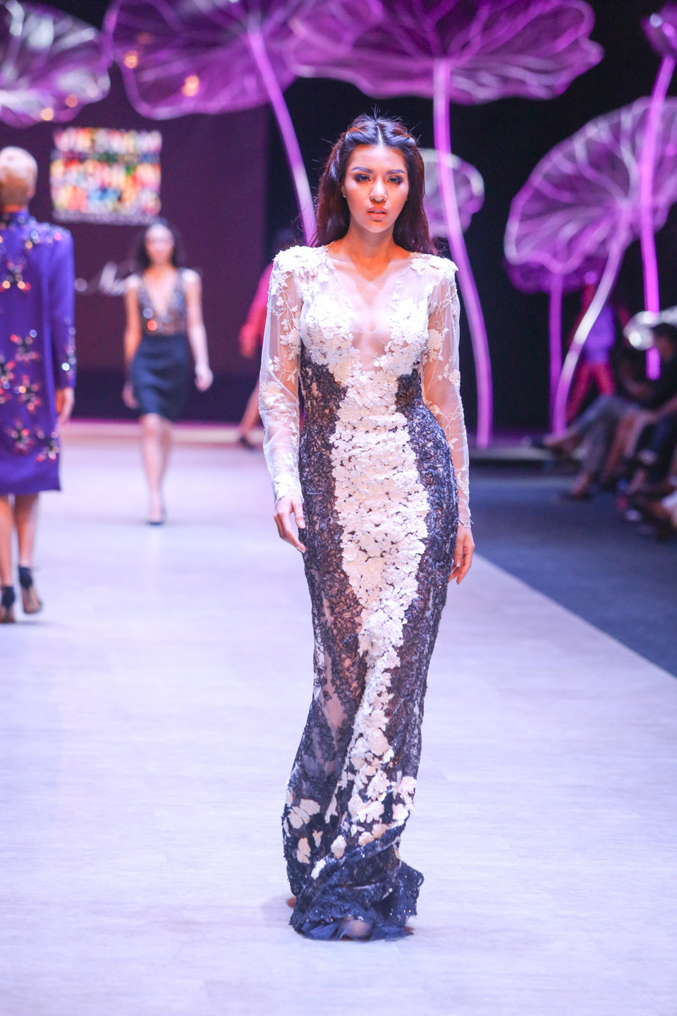 Được biết, các chi tiết kế đính tinh xảo (biến mỗi trang phục nặng đến hơn 10kg) làm nên giá trị cho trang phục. 