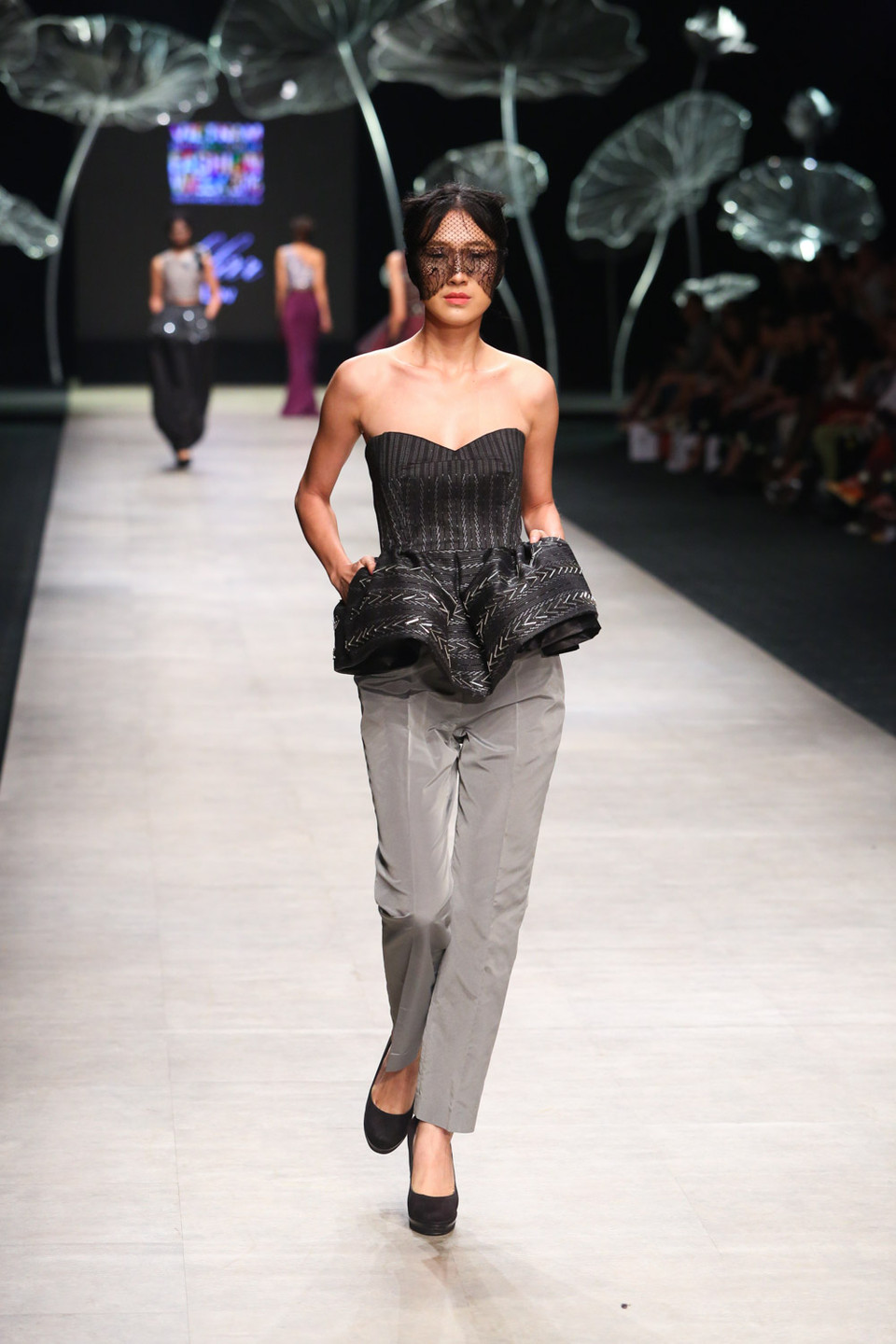 Trên nền những chất liệu ren, voan bay bổng được xếp chồng nhiều lớp, từng thiết kế của anh tựa như những đám mây bồng bềnh, bay bổng, khơi gợi nét nữ tính của các cô gái.