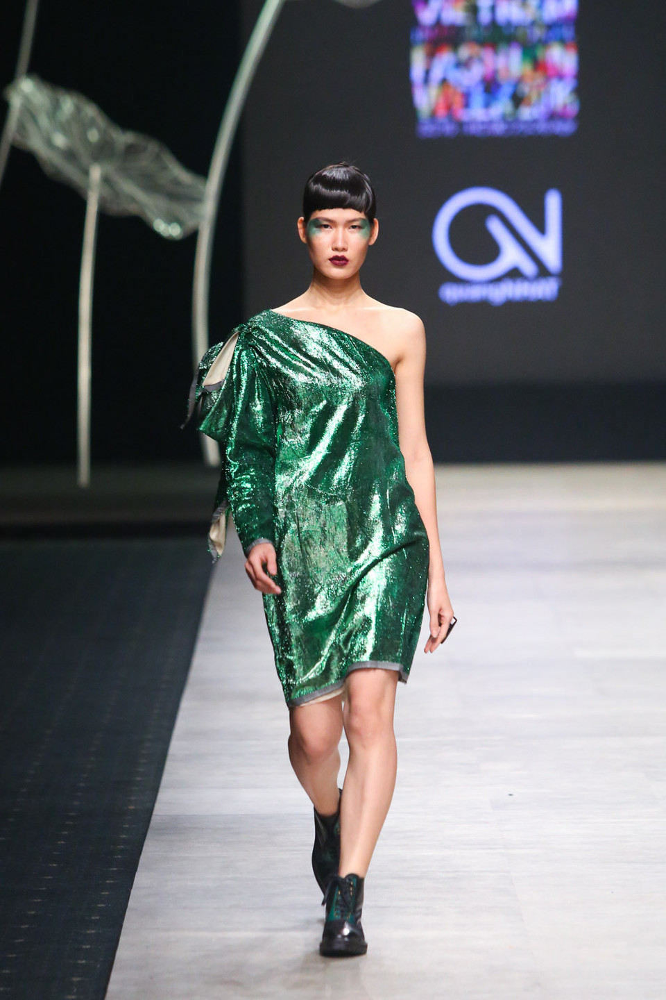 Cấu trúc trục chính xuyên suốt hầu hết các thiết kế trang phục của Quang Nhật được định hình từ những đường cong.