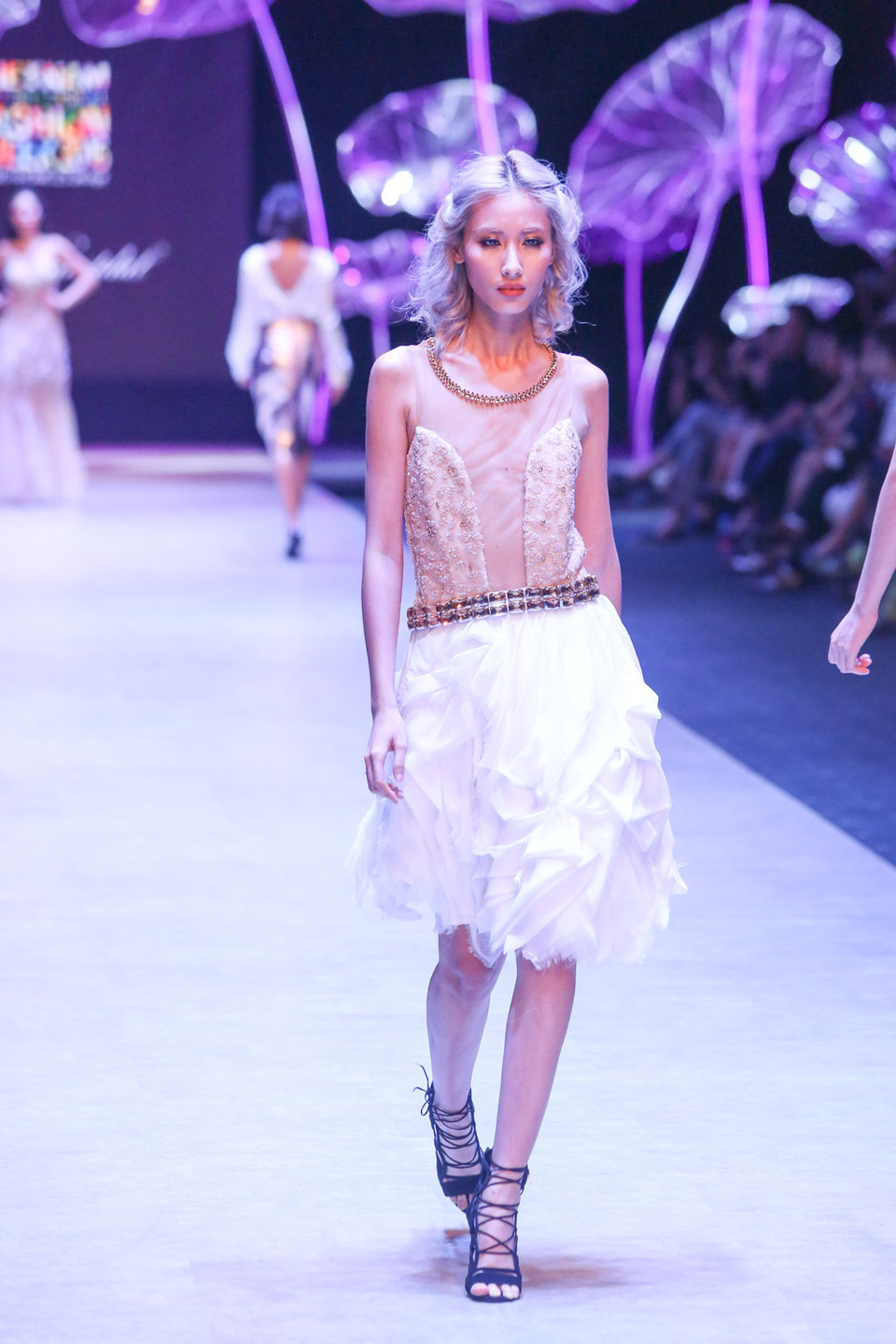 Cô có niềm đam mê mãnh liệt với dòng thời trang cao cấp và thường sáng tạo ra những thiết kế đậm chất nữ tính với chất liệu đặc biệt và khác biệt. 