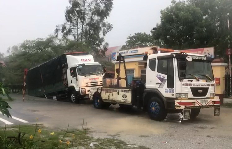 Nhiều phương tiện gặp sựu cố, hỏng hóc do ngập trong nước lũ. (Ảnh: Đức Thọ/TTXVN)