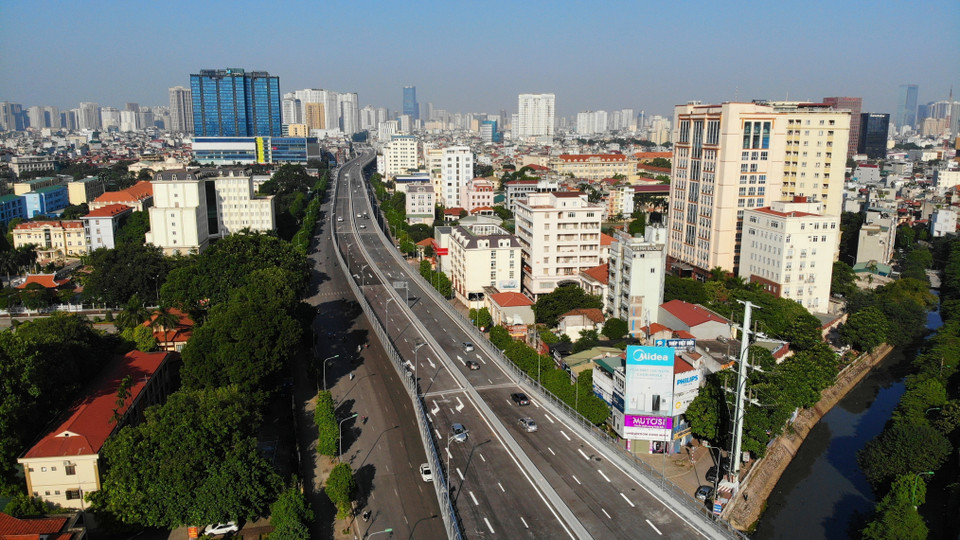 Toàn cảnh đường vành đai 2 trên cao, đoạn Ngã Tư Vọng-Ngã Tư Sở ngày đầu thông xe. (Ảnh: Danh Lam/TTXVN)