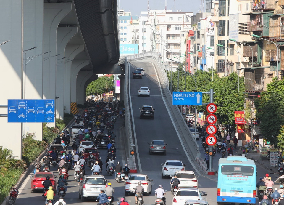 Xe ôtô đi lên đường vành đai 2 trên cao từ đầu Ngã Tư Vọng. (Ảnh: Danh Lam/TTXVN)