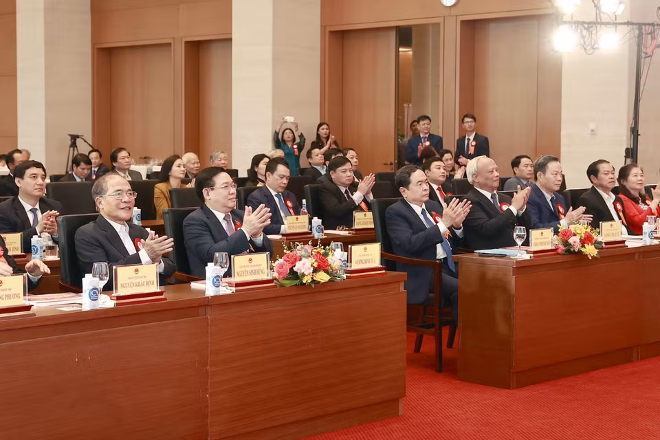 Chủ tịch Quốc hội Vương Đình Huệ và nguyên Chủ tịch Quốc hội Nguyễn Sinh Hùng với đại biểu dự buổi lễ. (Ảnh: Doãn Tấn/TTXVN)