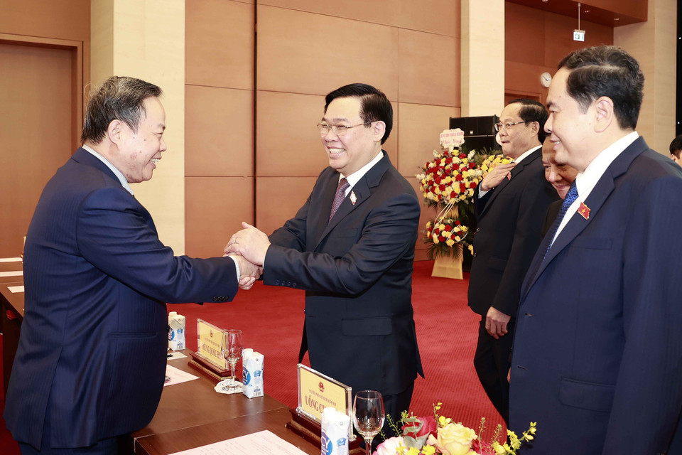 Chủ tịch Quốc hội Vương Đình Huệ với đại biểu. (Ảnh: Doãn Tấn/TTXVN)