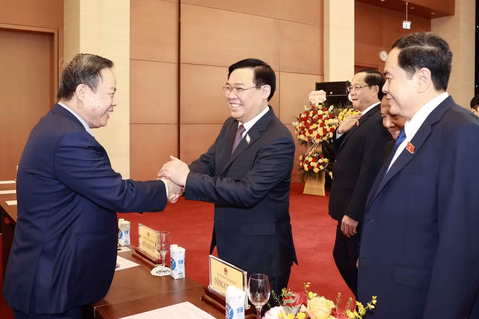 Chủ tịch Quốc hội Vương Đình Huệ với đại biểu. (Ảnh: Doãn Tấn/TTXVN)
