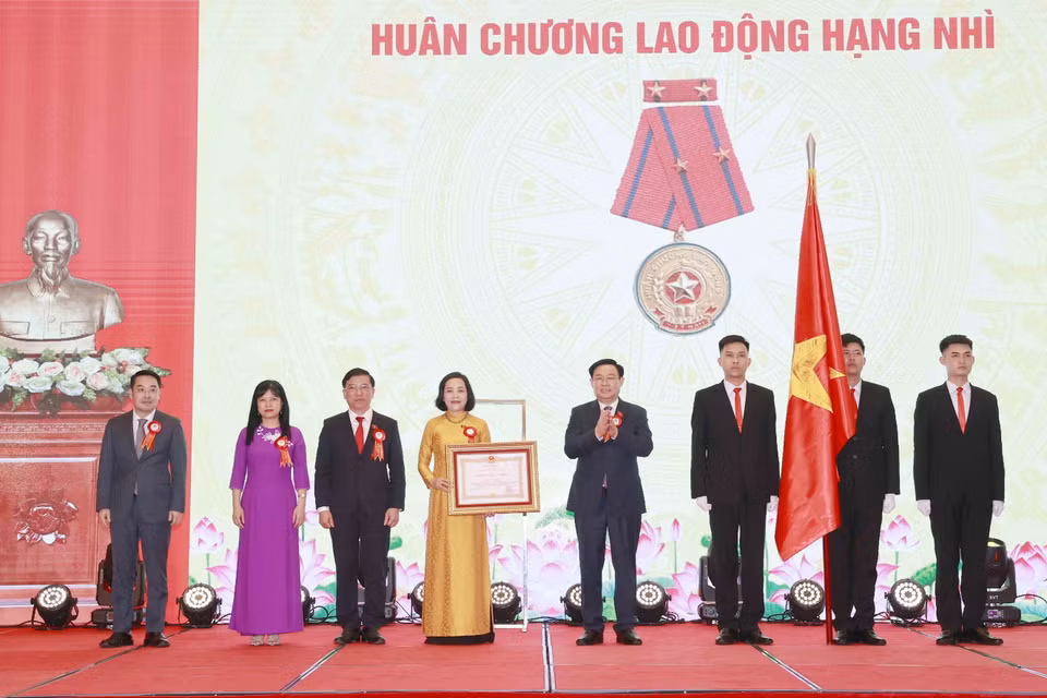 Chủ tịch Quốc hội Vương Đình Huệ trao Huân chương Lao động hạng Nhì cho Ban Công tác đại biểu. (Ảnh: Doãn Tấn/TTXVN)