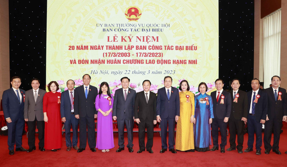 Chủ tịch Quốc hội Vương Đình Huệ với đại biểu. (Ảnh: Doãn Tấn/TTXVN)