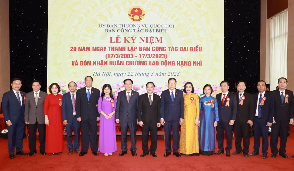 Chủ tịch Quốc hội Vương Đình Huệ với đại biểu. (Ảnh: Doãn Tấn/TTXVN)
