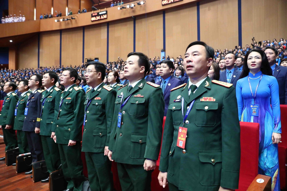 Các đại biểu thực hiện nghi thức chào cờ. (Ảnh: Minh Đức/TTXVN)