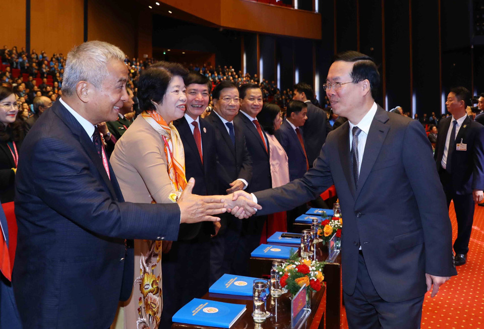 Chủ tịch nước Võ Văn Thưởng với đại biểu dự Phiên trọng thể Đại hội XIII Công đoàn Việt Nam. (Ảnh: An Đăng/TTXVN)